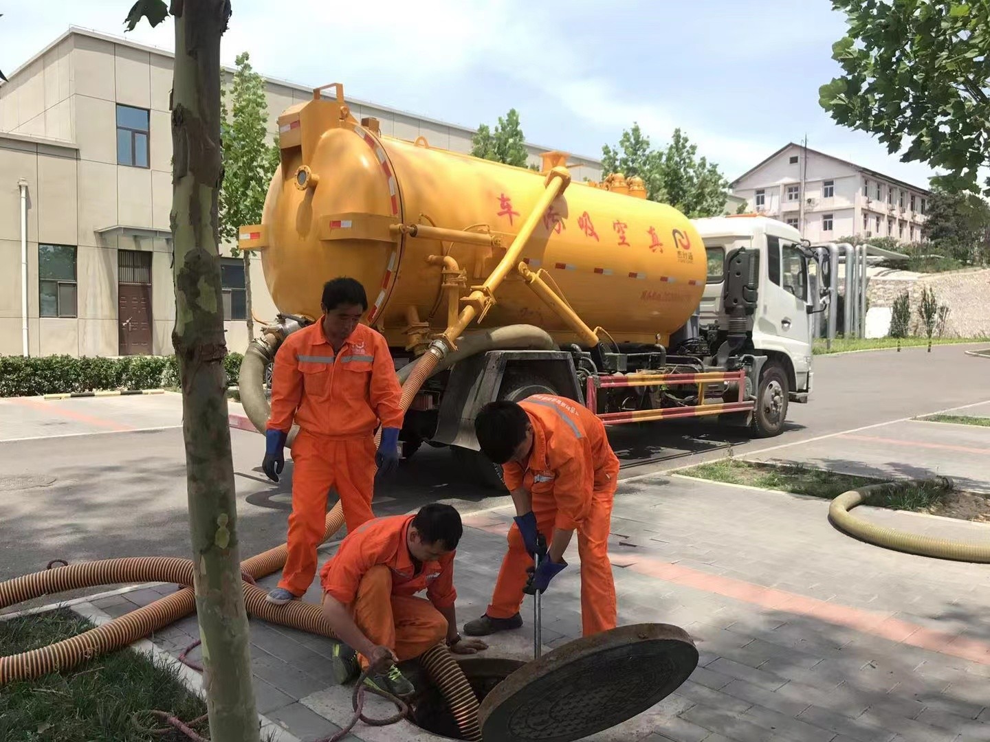 宁武管道疏通车停在窨井附近