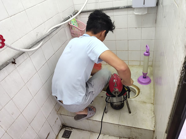 宁武管道堵塞冒臭气 专业师傅现场解决问题