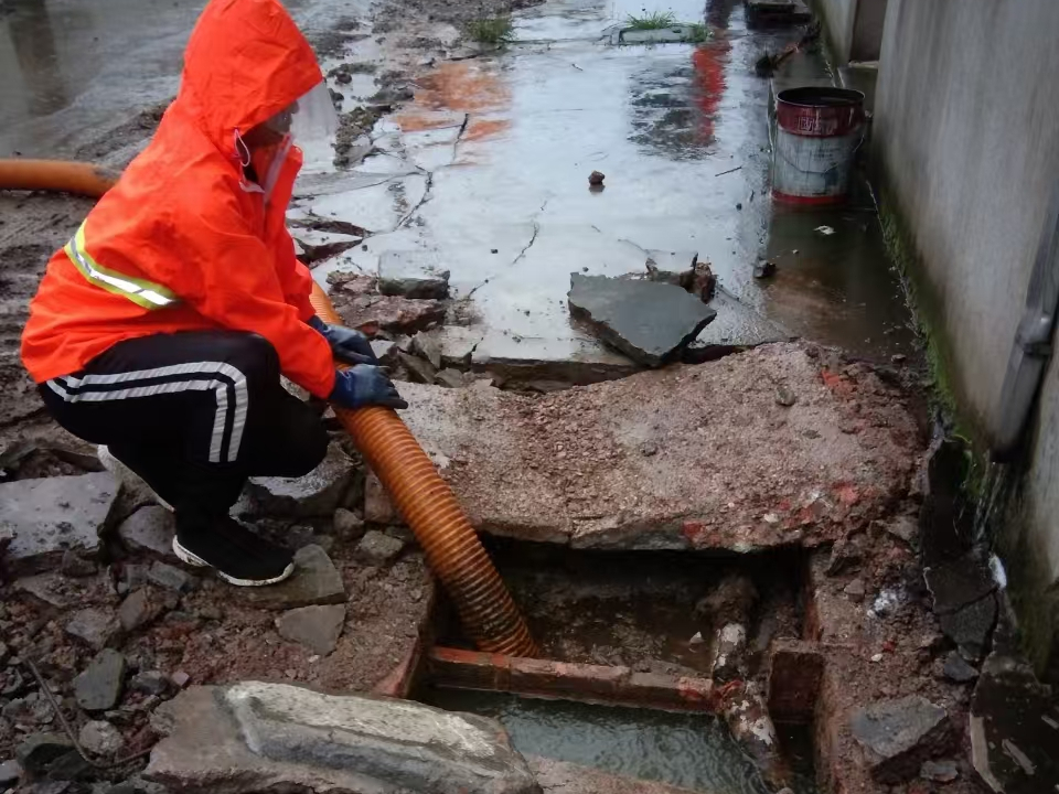 宁武专业清理污水池 炜誉市政以规范流程守护城市 “肠道”