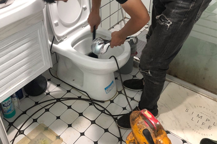 宁武马桶堵塞自己疏通还是找师傅？专业上门服务让你省时更省心